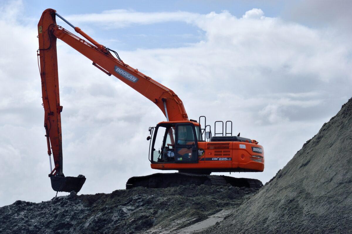 2021_12_backhoe-at-dredging-site-1508494839Xl6-1200x800-1