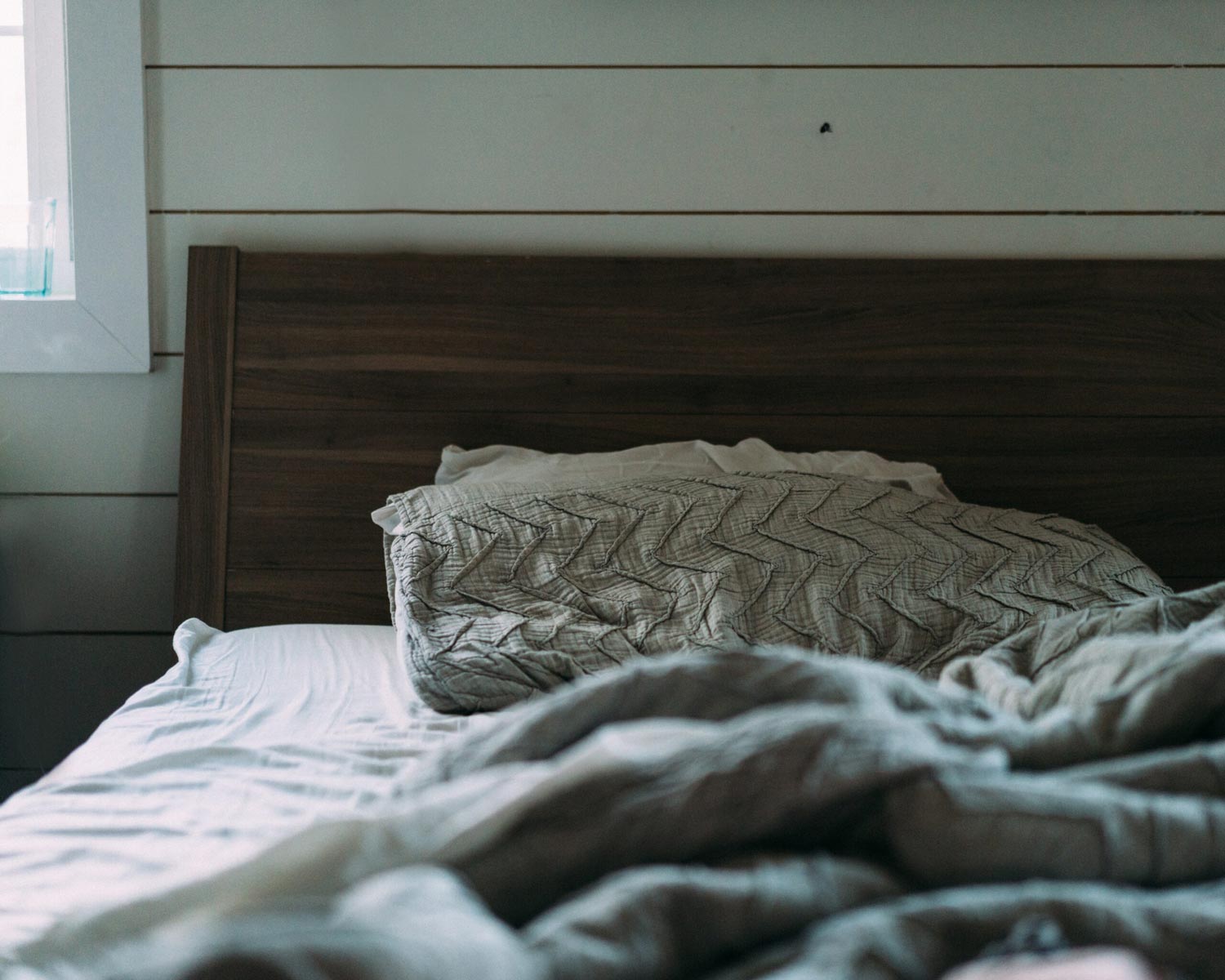 2022_02_wood-white-floor-wall-furniture-room-pillow-bedroom-blanket-textile-bed-flooring-bed-sheet-1409707-scaled
