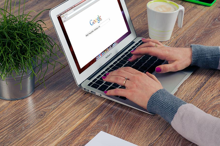 2022_04_google-seo-search-macbook