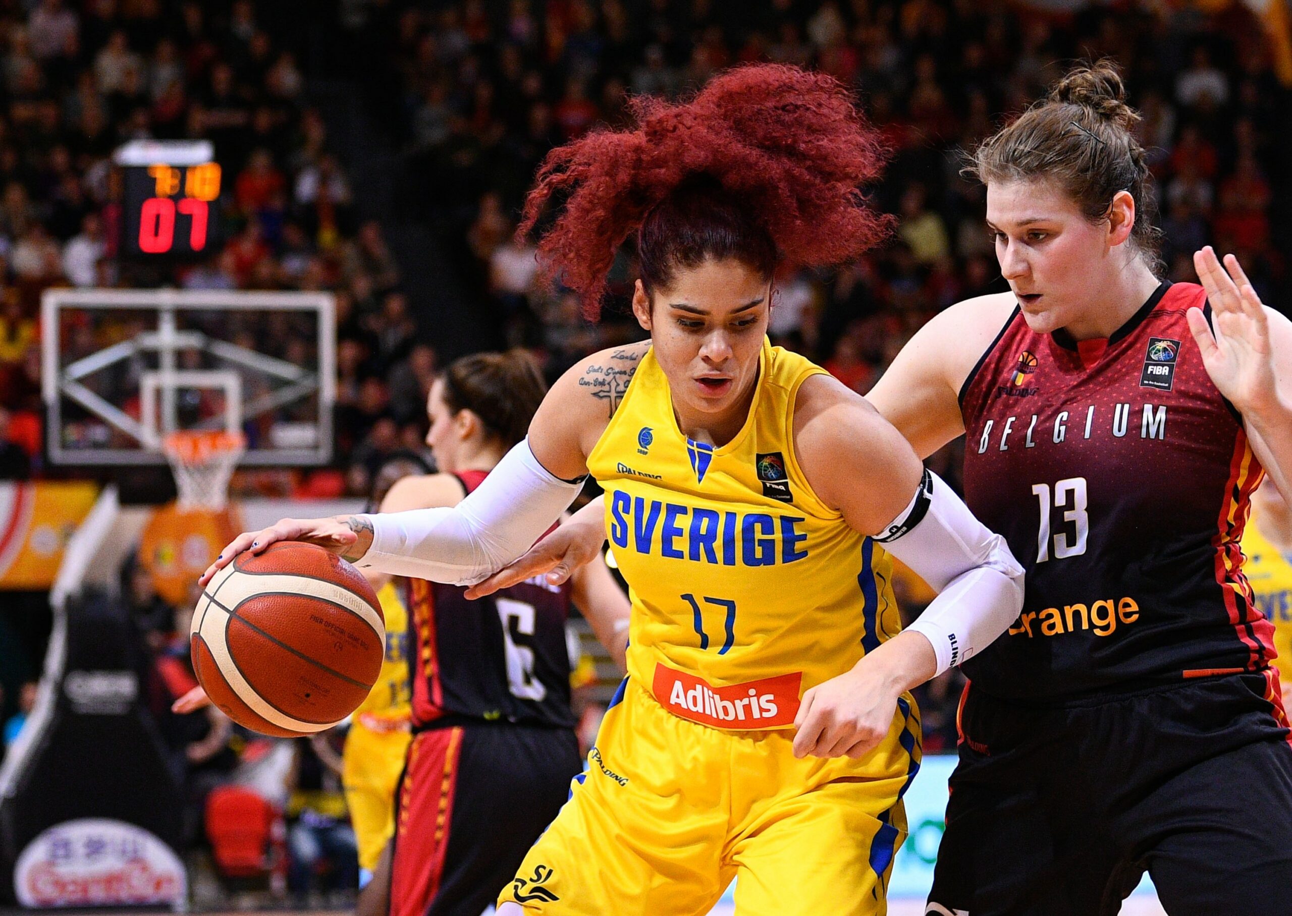 200209 Amanda Zahui of Sweden and Kyara Linskens of Belgium during the FIBA womens Olympic qualifying basketball match between Sweden and Belgium on February 9, 2020 in Oostende, Belgium.
Photo: Gregory Van Gansen / Bildbyrån