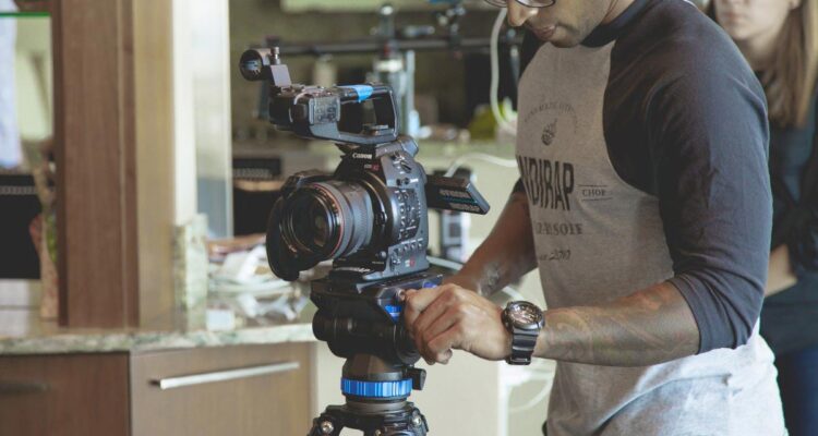 2022_01_video_cinematography_film_movie_cinema_camera_entertainment_movie_camera-693716_jpgd