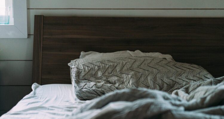 2022_02_wood-white-floor-wall-furniture-room-pillow-bedroom-blanket-textile-bed-flooring-bed-sheet-1409707-scaled