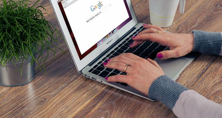 2022_04_google-seo-search-macbook