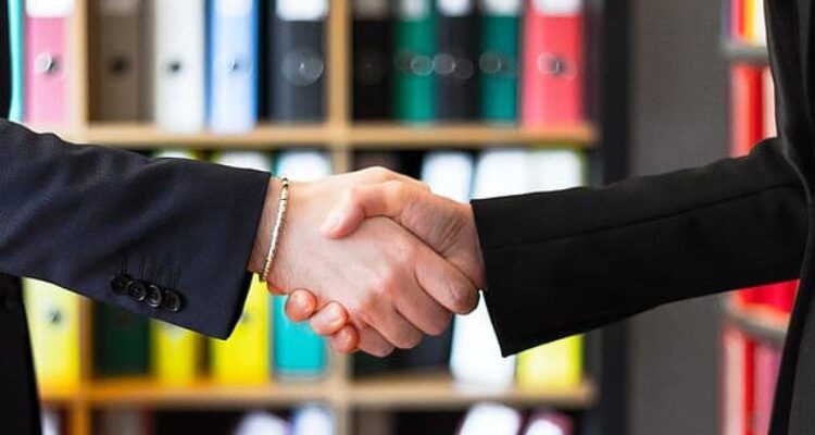 2022_05_blurred-hands-handshake-indoors-1