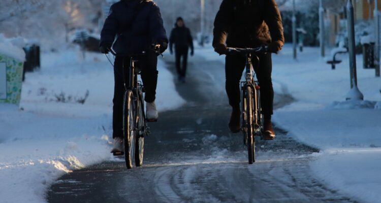 Cyckel-Vinter-Sno-cycklistPEXEL