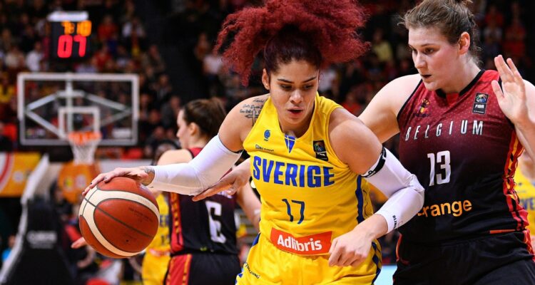 200209 Amanda Zahui of Sweden and Kyara Linskens of Belgium during the FIBA womens Olympic qualifying basketball match between Sweden and Belgium on February 9, 2020 in Oostende, Belgium.
Photo: Gregory Van Gansen / Bildbyrån